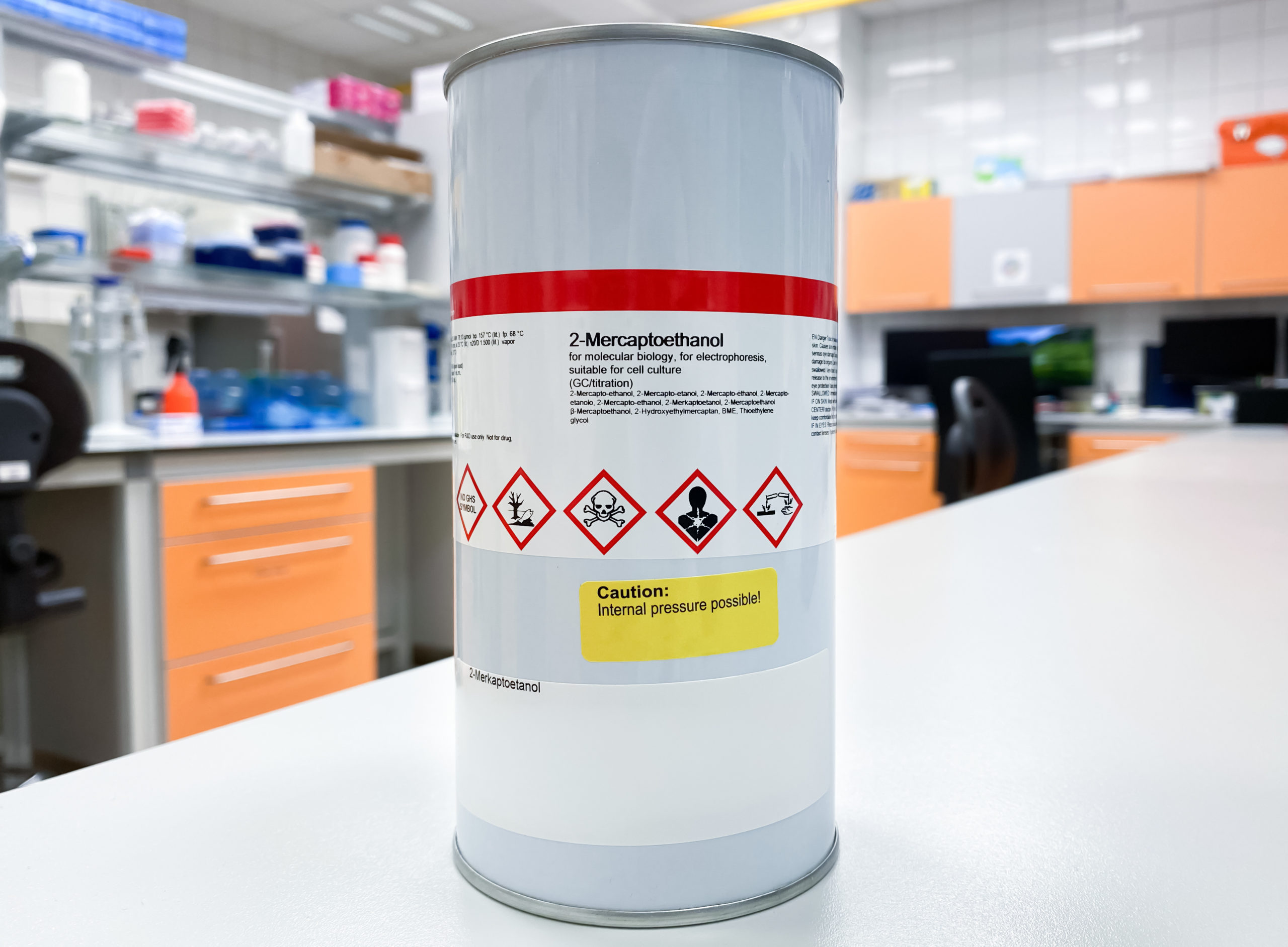 Metal can containing a very dangerous and harmful chemical agent that cause long-lasting health effects. Appropriate safety pictograms are present on the label.